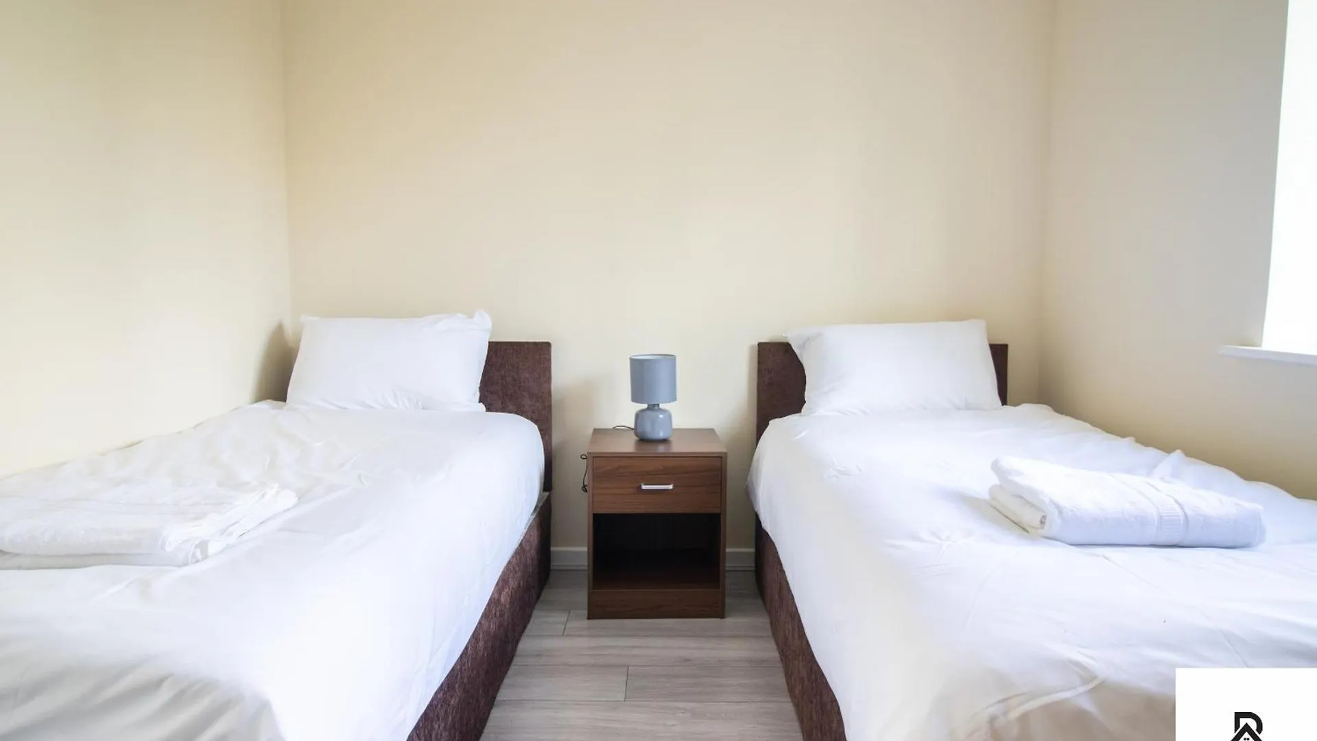 Σπίτι διακοπών Newly Launched Two Bedroom House By Den Accommodation Short Lets & Serviced Accommodation With Garden Λονδίνο