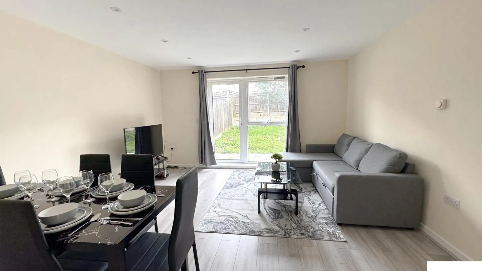 Newly Launched Two Bedroom House By Den Accommodation Short Lets & Serviced Accommodation With Garden London