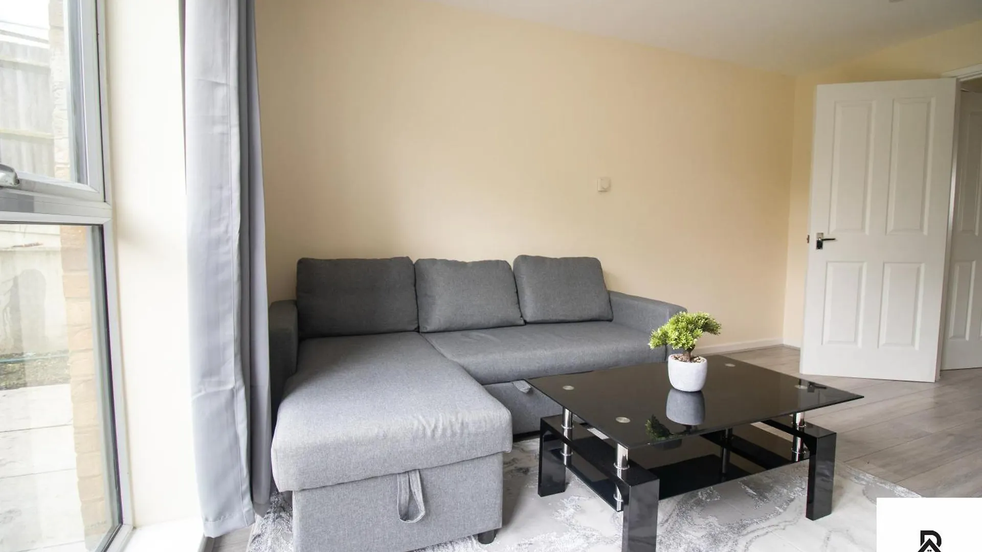 Newly Launched Two Bedroom House By Den Accommodation Short Lets & Serviced Accommodation With Garden London