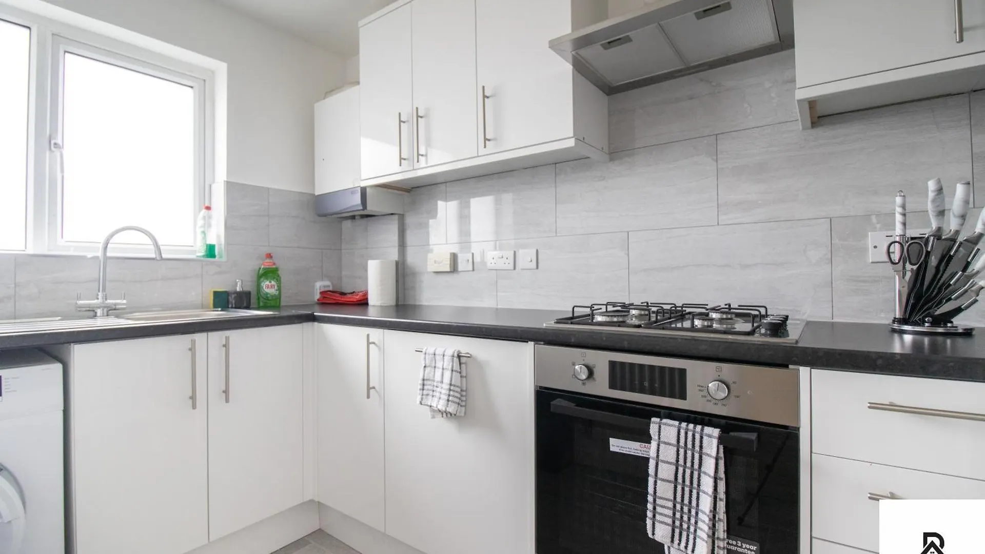 Newly Launched Two Bedroom House By Den Accommodation Short Lets & Serviced Accommodation With Garden London Holiday home