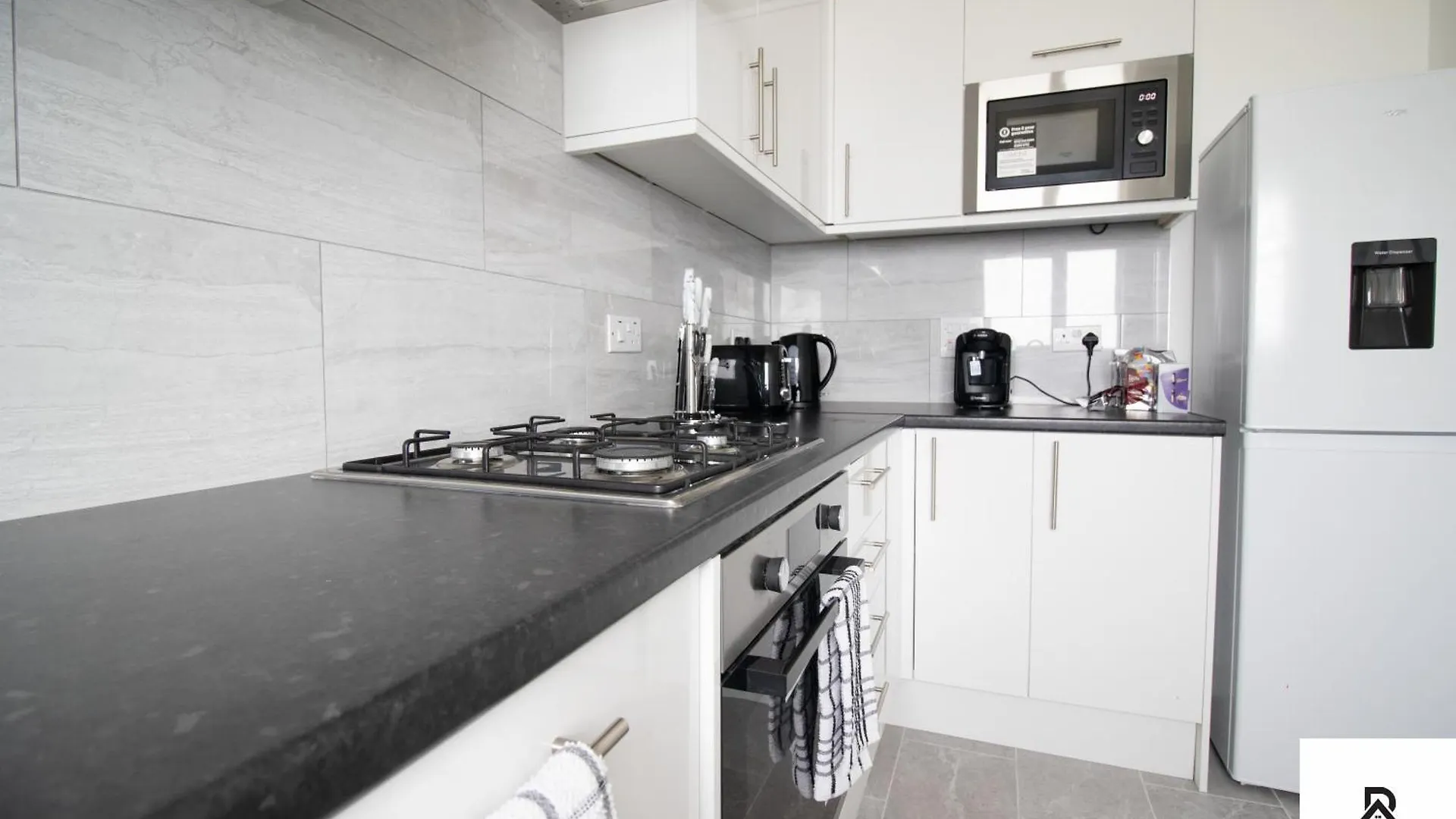 Newly Launched Two Bedroom House By Den Accommodation Short Lets & Serviced Accommodation With Garden London