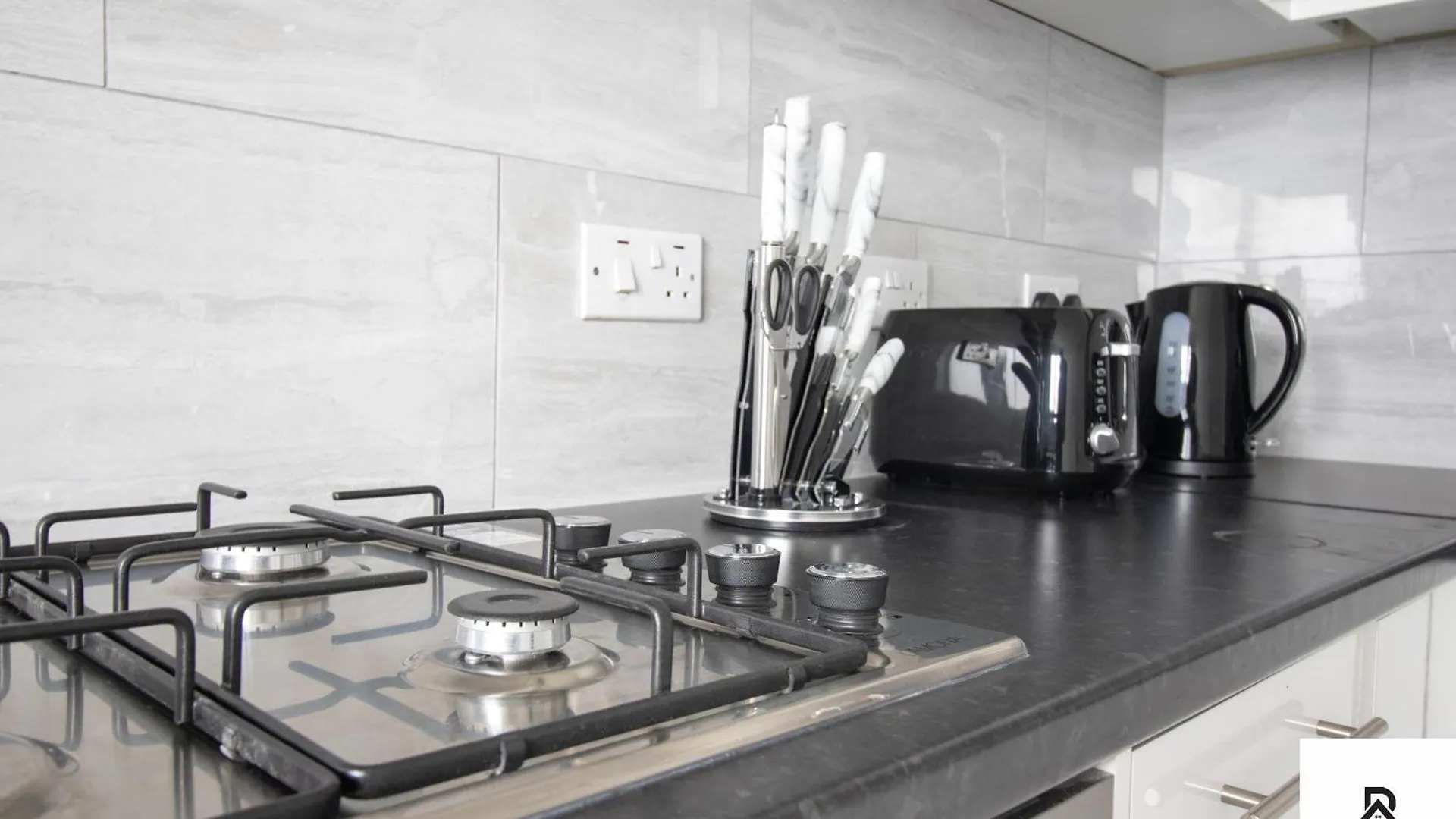 Newly Launched Two Bedroom House By Den Accommodation Short Lets & Serviced Accommodation With Garden London